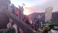 Banyak orang mengais rezeki di prosesi larung sesaji/Foto: M Rofiq