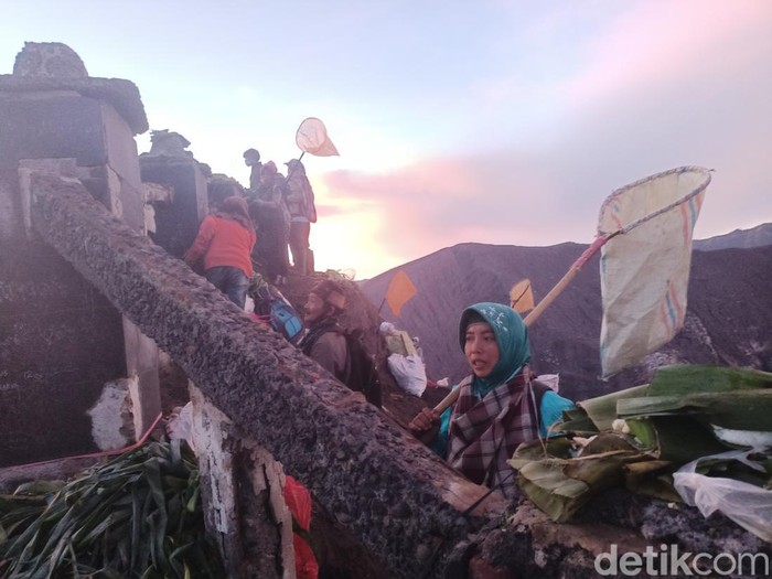 Yadnya Kasada 2022 ditutup dengan larung sesaji. Hasil bumi dan hewan ternak dilemparkan ke kawah Gunung Bromo.