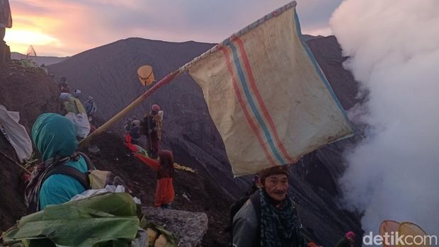 Yadnya Kasada 2022 ditutup dengan larung sesaji. Hasil bumi dan hewan ternak dilemparkan ke kawah Gunung Bromo.