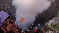 Kepulan asap dari kawah Bromo saat larung sesaji/Foto: M Rofiq