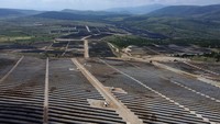 Pada April 2022, Yunani meresmikan dan membuka taman panel surya baru, salah satu yang terbesar di Eropa. Salah satu tujuan dibangunnya taman panel surya ini yakni untuk memasok listrik ke setiap rumah tangga. Dilaporkan, taman surya tersebut mampu memasok listrik ke 75.000 rumah tangga.  
