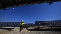 Panel surya bifacial mampu mengumpulkan cahaya di kedua permukaan dan menghasilkan sepertiga lebih banyak energi daripada panel surya satu sisi konvensional.  