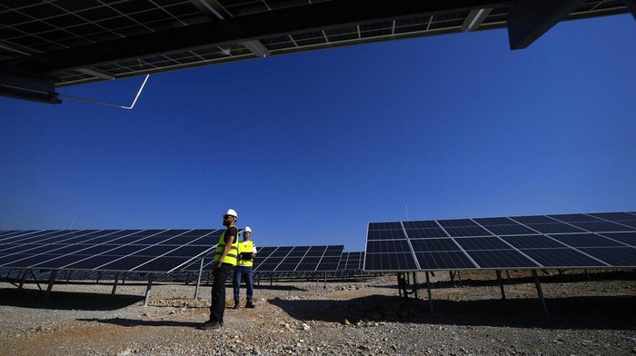 Yunani Mulai Beralih ke Panel Surya A part of a new solar park sits outside the northern Greek city of Kozani on Friday, June 3, 2022. The park, one of Europe's largest, is just a half-hour drive from the country's biggest open-face lignite mine. While inaugurating the new solar facility, Greece's prime minister, Kyriakos Mitsotakis, announced a 50% hike in lignite production through 2024 to build up reserves. (AP Photo/Thanassis Stavrakis)