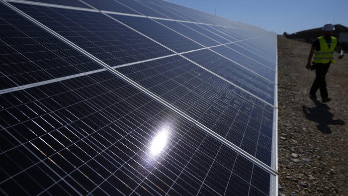 Yunani Mulai Beralih ke Panel Surya A part of a new solar park sits outside the northern Greek city of Kozani on Friday, June 3, 2022. The park, one of Europe's largest, is just a half-hour drive from the country's biggest open-face lignite mine. While inaugurating the new solar facility, Greece's prime minister, Kyriakos Mitsotakis, announced a 50% hike in lignite production through 2024 to build up reserves. (AP Photo/Thanassis Stavrakis)