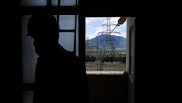 Setiap panel surya bifacial di taman surya Yunani tersebut mampu menghasilkan sepertiga lebih banyak energi dibandingkan panel satu sisi konvensional.   