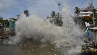 Sepanjang bibir pantai tersebut tersapu gelombang.