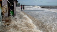 Bahkan, dibeberapa lokasi gelombang tinggi masuk hingga permukiman warga.
