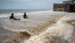 Begini Dahsyatnya Terjangan Gelombang Tinggi di India