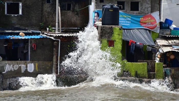 MUMBAI, INDIA - JUNE 16: Sea waves lash the shores with all the garbage during high tide at Badhwar Park on June 16, 2022 in Mumbai, India. (Photo by Bhushan Koyande/Hindustan Times via Getty Images)