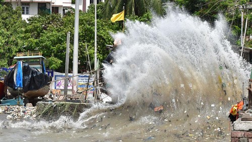 MUMBAI, INDIA - JUNE 16: Sea waves lash the shores with all the garbage during high tide at Badhwar Park on June 16, 2022 in Mumbai, India.  (Photo by Bhushan Koyande/Hindustan Times via Getty Images)