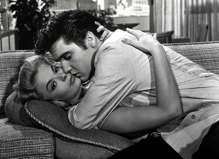 Kino. Rhythmus Hinter Gittern, Jailhouse Rock, Rhythmus Hinter Gittern, Jailhouse Rock, Anne Newland, Elvis Presley Nach seiner Freilassung kann Vince (Elvis Presley) große Erfolge feiern - nicht nur als Sänger... Anne Newland als Laury Jackson, 1957. (Photo by FilmPublicityArchive/United Archives via Getty Images)