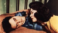 Setelah sukses bermusik, Elvis Presley menjajal Hollywood dengan main film. Ini adegan dalam film Jailhouse Rock (1957) bersama Judy Tyler. (Foto: FilmPublicityArchive/United Arch/United Archives)