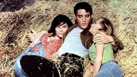 Elvis Presley bersama Yvonne Craig (kiri) dan Pam Austin (kanan) dalam film Kissin Cousins (1963). (Foto: FilmPublicityArchive/United Arch/United Archives)