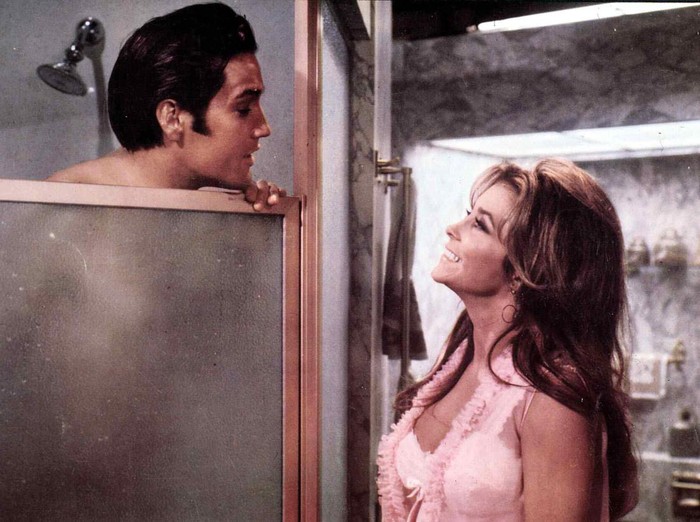 1262765322 Kino. Liebling, Lass Das Luegen, Live A Little, Love A Little, Liebling, Lass Das Luegen, Live A Little, Love A Little, Elvis Presley, Michele Carey Als sich der Fotograf Greg (Elvis Presley) in das Model Bernice (Michele Carey) verliebt, wird sein Leben erst richtig kompliziert., 1968. (Photo by FilmPublicityArchive/United Archives via Getty Images)