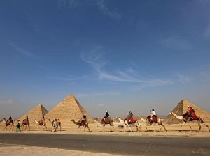 Ngaku Buat Kenang-kenangan, 3 Turis Laki-laki Foto Bugil di Piramida Giza