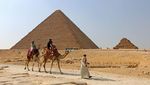 Menakjubkan! Sensasi Keliling Piramida Giza Naik Unta