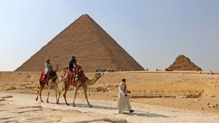 GIZA, EGYPT, JUNE 6: General picture of the Sphinx (abw alhwl) on June 6, 2022 in Giza, Egypt .The pyramids, named after the Pharaohs of the period, are located in the same area as the tombs of the father, son and grandson, the largest being (King Khufu), the middle pyramid (King Khafre) and the small pyramid  (King Mnkaure). (Photo by Fadel Dawod/Getty Images)