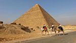 Menakjubkan! Sensasi Keliling Piramida Giza Naik Unta