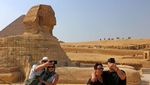 Menakjubkan! Sensasi Keliling Piramida Giza Naik Unta