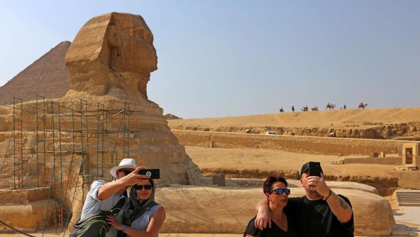 Tinggi piramida Giza itu mencapai 139 meter, terdiri dari lebih dari 2,3 juta batu bata yang masing-masing berbobot lebih beberapa ton.