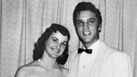 Potret Elvis Presley bersama Dixie Locke, kekasihnya. Foto ini diambil di tahun 1955 di Memphis, Tennessee, ketika Dixie dan Elvis menghadiri prom. (Foto: Getty Images/Michael Ochs Archives)