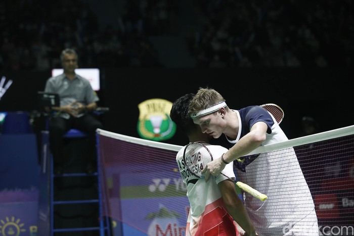 Anthony Ginting dikalahkan Viktor Axelsen di perempatfinal Indonesia Open 2022.