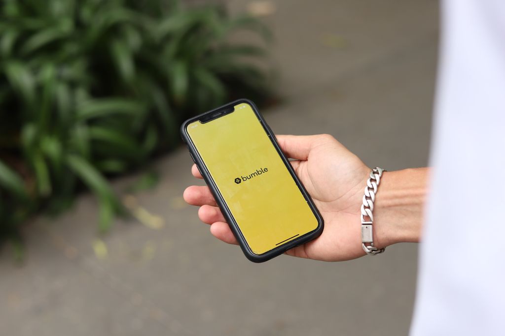 Aplikasi Bumble (Photo by Good Faces Agency on Unsplash)