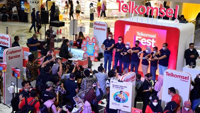 Telkomsel menghadirkan kemeriahan perayaan momentum ulang tahunnya yang ke-27 dengan menggelar Telkomsel Fest 2022 yang diselenggarakan di kota Bandung, Surabaya, Palembang, dan Makassar.