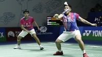 Apri/Fadia mengejar, mereka mengumpulkan tiga poin tambahan. Apri/Fadia tetap tak bisa mengejar Lee/Shin, mereka gagal merebut gim pertama setelah tumbang 14-21.