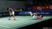 Apri/Fadia disamakan oleh Lee/Shin saat kedudukan 17-17. Tapi, Fadia merebut satu poin lagi dengan sambaran di depan net. Gim kedua ketat hingga 19-19, Apri/Fadia akhirnya kalah setelah bertarung selama 51 menit dengan skor 19-21.