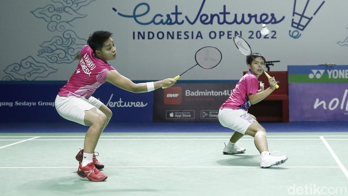 Apri/Fadia Gugur di Perempatfinal Indonesia Open 2022 Apriyani Rahayu/Siti Fadia Silva Ramadhanti terhenti di perempatfinal Indonesia Open 2022. Mereka kalah oleh pasangan Korsel dengan skor 14-21 dan 19-21.