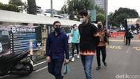Tak sendirian, ia didampingi oleh kuasa hukumnya yang bernama Deka Saragih.  Foto: Hanif Hawari/ detikcom