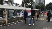 Kevin Hillers datang ke Sentra Pelayanan Kepolisian Terpadu (SPKT) Polda Metro Jaya tadi sore.  Foto: Hanif Hawari/ detikcom