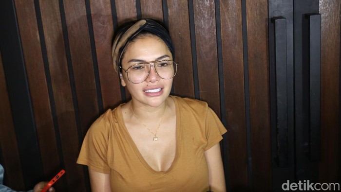 Artis Nikita Mirzani saat memberi keterangan terkait menjadi tersangka di kediamannya, Pesanggrahan, Jakarta, (17/6/2022). Foto: Palevi Artis Nikita Mirzani saat memberi keterangan terkait menjadi tersangka di kediamannya, Pesanggrahan, Jakarta, (17/6/2022). Foto: Palevi