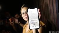 Nikita Mirzani baru tahu dirinya ditetapkan sebagai tersangka setelah ditanya wartawan. Kemarin, ia masih diperiksa sebagai saksi. Foto: Palevi/ detikHOT