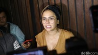 Dalam surat tersebut tertulis perkara tindak pidana penghinaan, pencemaran nama baik melalui sarana informasi dan transaksi elektronik (ITE) dan penistaan (fitnah) dengan tulisan. Foto: Palevi/ detikHOT