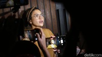 Beredar sebuah surat polisi bernomor S.Tap/56/VI/RES 2.5/2022/Reskrim. Nikita Mirzani pun memberikan klarifikasi usai ditetapkan sebagai tersangka. Foto: Palevi/ detikHOT