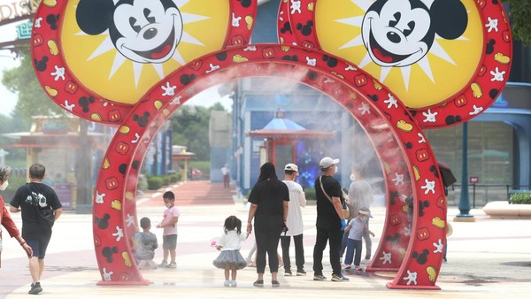 Mengutip Getty Images, Shanghai Disneytown dan Shanghai Disneyland Hotel kembali beroperasi pada hari Kamis setelah penutupan hampir tiga bulan karena pandemi COVID-19. (Zhang Hengwei/China News Service via Getty Images).