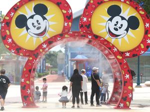 Disneyland Shanghai Tiba-tiba Ditutup, Ribuan Pengunjung Terjebak
