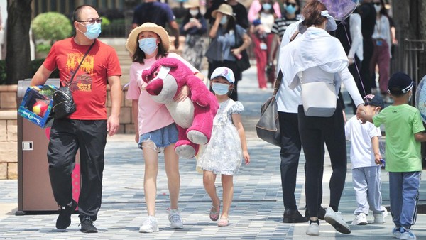 Meski kembali dibuka, para pengunjung diimbau untuk tetap menerapkan protokol kesehatan, salah satunya memakai masker saat beraktivitas di sana. (Yang Jianzheng/VCG via Getty Images).