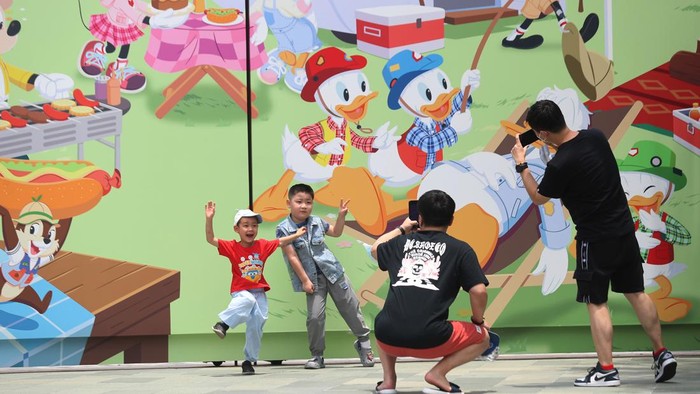 Asyik! Tempat Paling Membahagiakan di Shanghai Kembali Dibuka Shanghai Disneytown-Shanghai Disneyland Hotel kembali beroperasi usai hampir 3 bulan ditutup. Tempat paling membahagiakan di Shanghai itu pun ramai wisatawan.