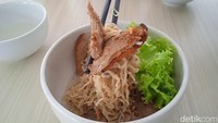 alam semangkuk Bakmi Bebek Peking, ada 4 hingga 5 irisan daging bebek peking dengan rasa bumbu yang tidak terlalu tebal tetapi rasa smokeynya kuat karena sebelum disajikan irisan daging bebek ini akan ditorch atau dibakar sebentar. Untuk porsi reguler harganya Rp 35.000 dan untuk porsi jumbo menambah Rp 12.000 saja. Foto: detikcom/Diah Afrilian