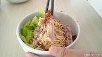 Daging ayam kampungnya tebal dan sangat juicy. Ayam kampungnya juga sama sekali tidak berbau amis. Harga seporsi Bakmi Ayam Kampung dipatok seharga Rp 35.000 dan hanya dengan menambah Rp 2.000 kamu bisa mendapatkan mie karet yang lebih kenyal. Foto: detikcom/Diah Afrilian