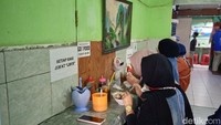 Pada saat jam makan siang, warung bakso ini akan dipadati pelanggan. Padahl lokasinya tidak berada di jalan besar atau lokasi yang strategis. Foto: detikcom/Diah Afrilian
