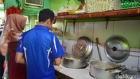 Terlebih lokasinya yang berada di tengah pemukiman padat membuat parkiran untuk kendaraan juga terbatas. Jika ingin mencicipinya kamu bisa naik bus TransJakarta koridor 1 Harmoni - Lebak Bulus dan turun di halte Permata Hijau. Setelah turun bus, pilih keluar ke arah ITC Permata Hijau. Foto: detikcom/Diah Afrilian