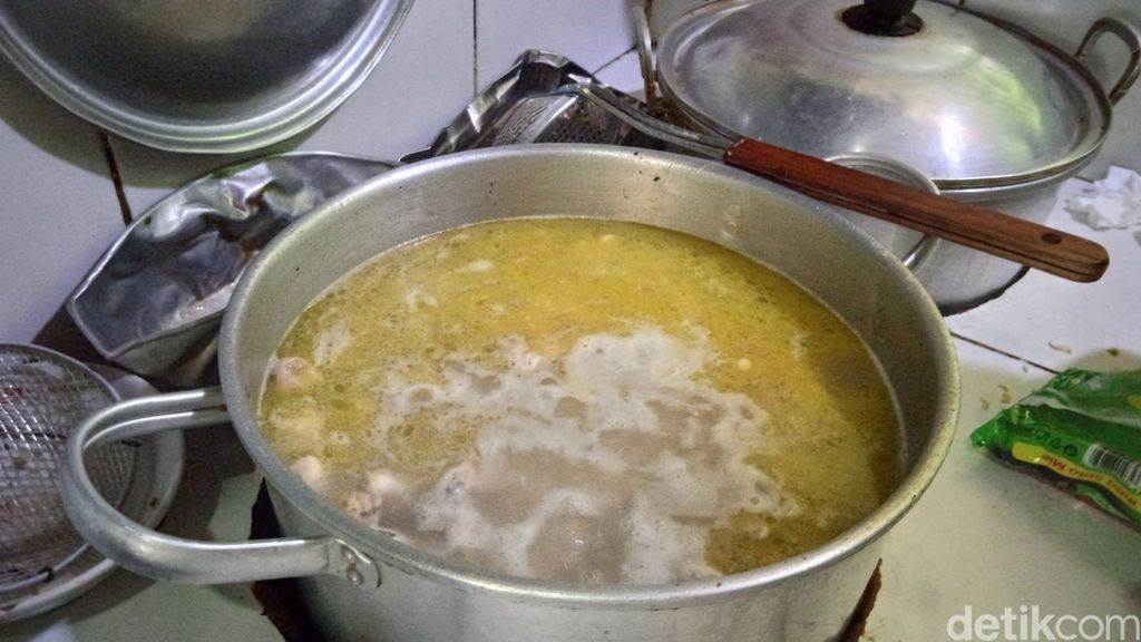 Viral Bakso Tulang di Dekat Halte Permata Hijau, Isinya Melimpah!