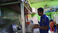 Sebelum berada di lokasi sekarang, Hari Fadli selaku menantu dari pemilik warung bakso menceritakan perjalanan singkat warung Bakso Tulang Pak Sabar. Hingga salah satu yang membuat Hari sangat merasa beruntung adalah ketika warungnya menjadi viral berkat kunjungan YouTuber. Foto: detikcom/Diah Afrilian