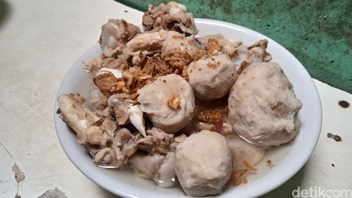 Bakso Tulang Pak Sabar Viral Bakso Tulang di Dekat Halte Permata Hijau, Isinya Melimpah!