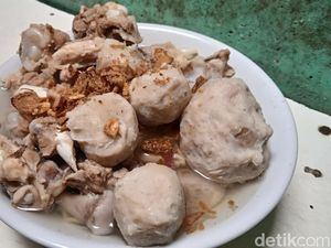 Meski di Gang Sempit, Bakso Tulang Ayam Ini Laris Banget!