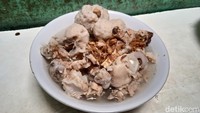 Selain itu, tambahan mie kuning dan bihun juga tidak kalah banyak dipesan oleh para pelanggan. Bukan hanya pelengkap yang berpengaruh tetapi tekstur bakso yang lembut dan tulang ayam yang melimpah menjadi kunci utama yang membuat pelanggannya terus kembali ke sini. Foto: detikcom/Diah Afrilian